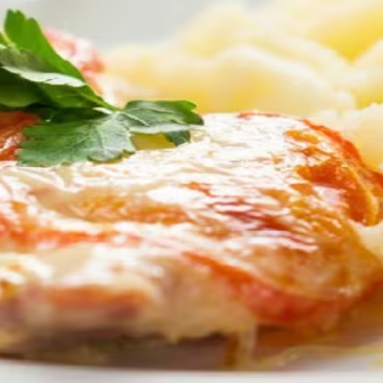 Acompanha: 2 Filé de Frango a Parmegiana, Arroz Branco, Feijão e Purê de Batatas. Serve 1 pessoa