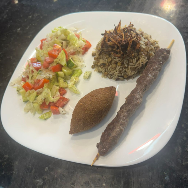 Mjadara (arroz com lentilha), cebola frita,1 espetinho de kafta, salada e1 kibe frito