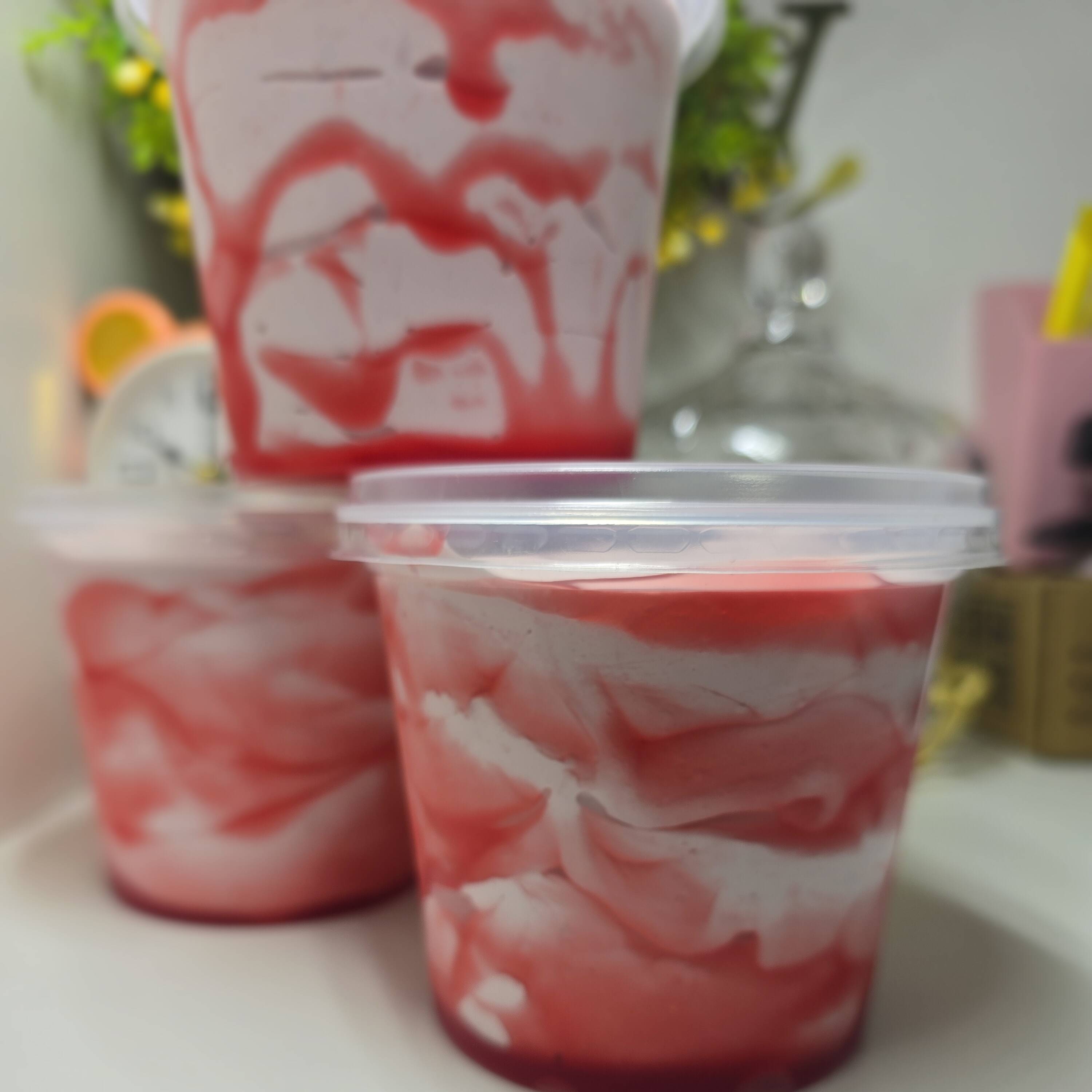 Experimente o sabor irresistível do nosso sorvete caseiro, feito com morangos frescos e ingredientes selecionados. Cada pote traz a cremosidade e o frescor que só um produto artesanal pode oferecer.