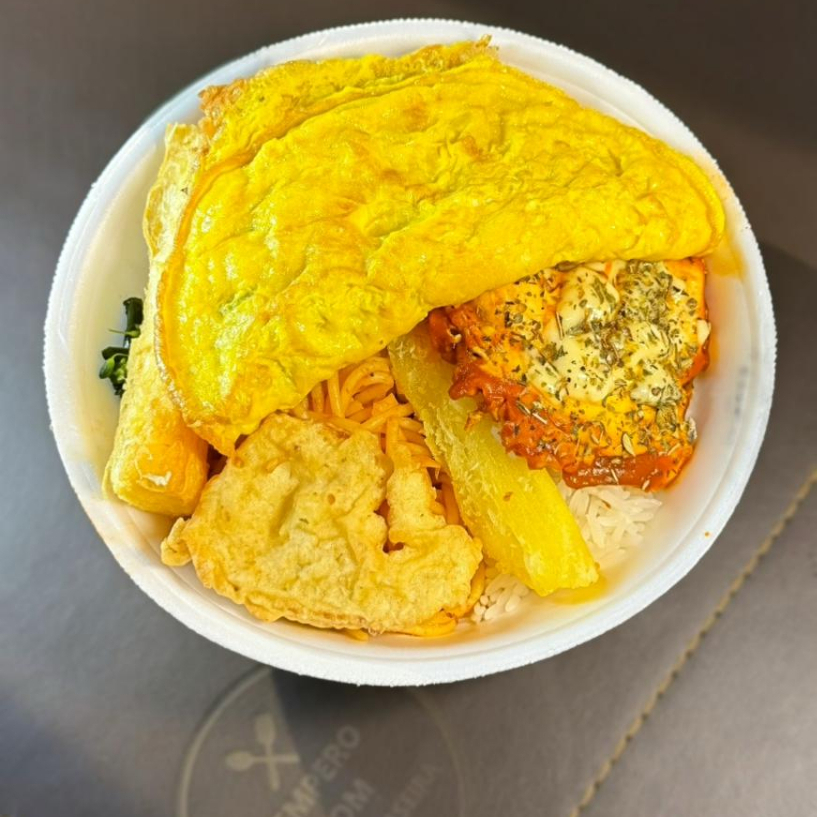 arroz, feijão, macarrão, cenoura, beterraba, tomate, alface, fruta do dia. omelete de rúcula , ovo frito