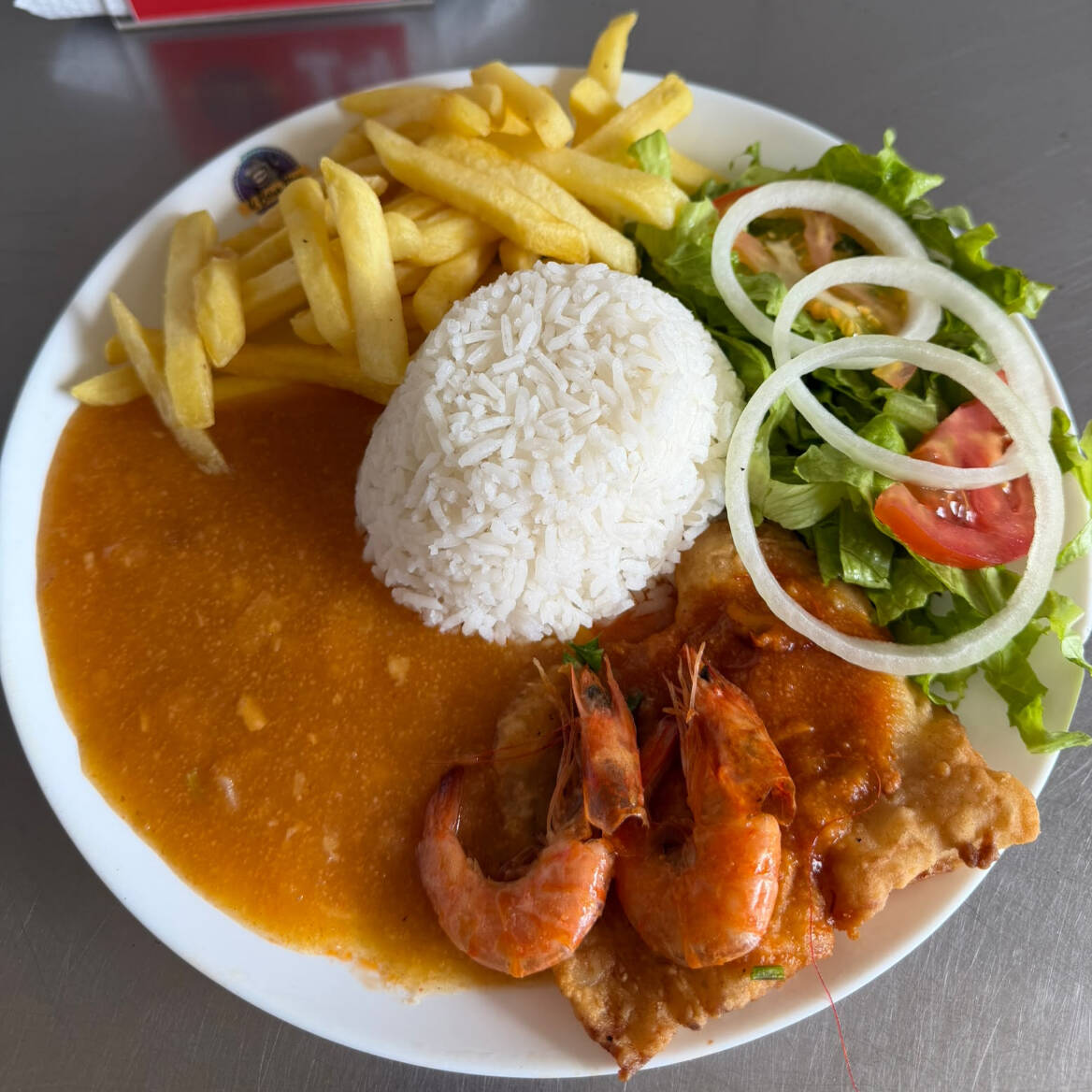 Filé de linguado, molho de camarão, arroz, pirão, aipim ou fritas