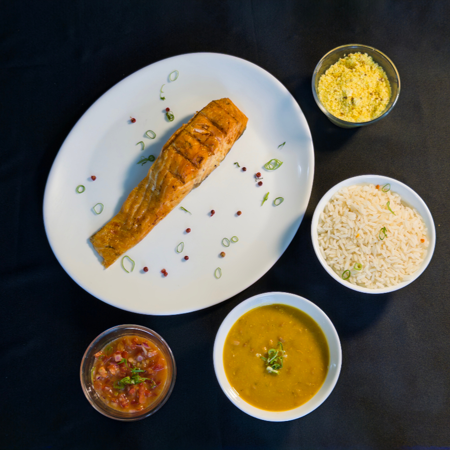 Acompanhamentos: Arroz branco soltinho, feijão, vinagrete, farofa e acompanhamento especial do dia