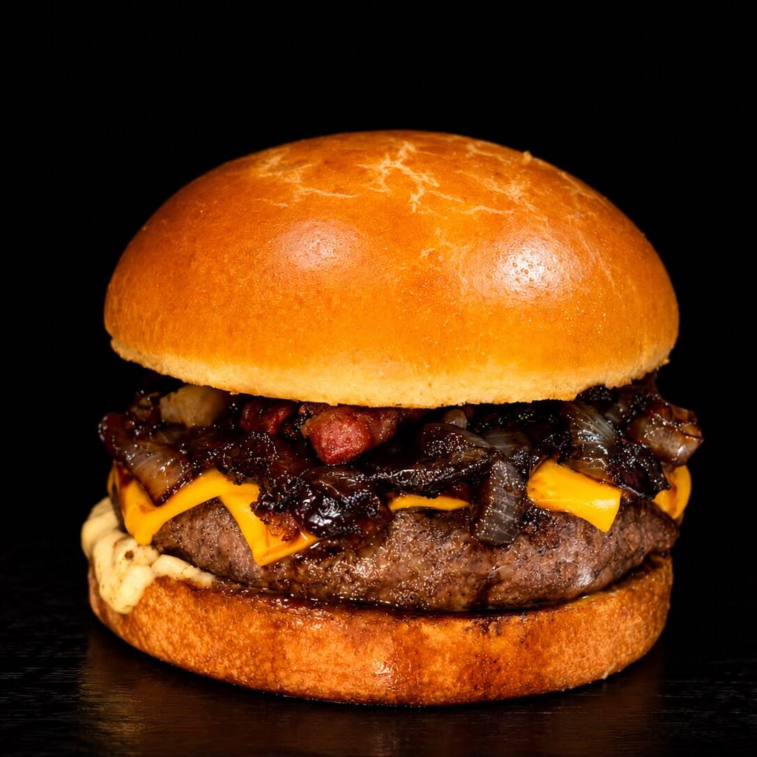 Pão brioche, blend 180g, maionese da casa, cheddar, bacon e cebola caramelizada.