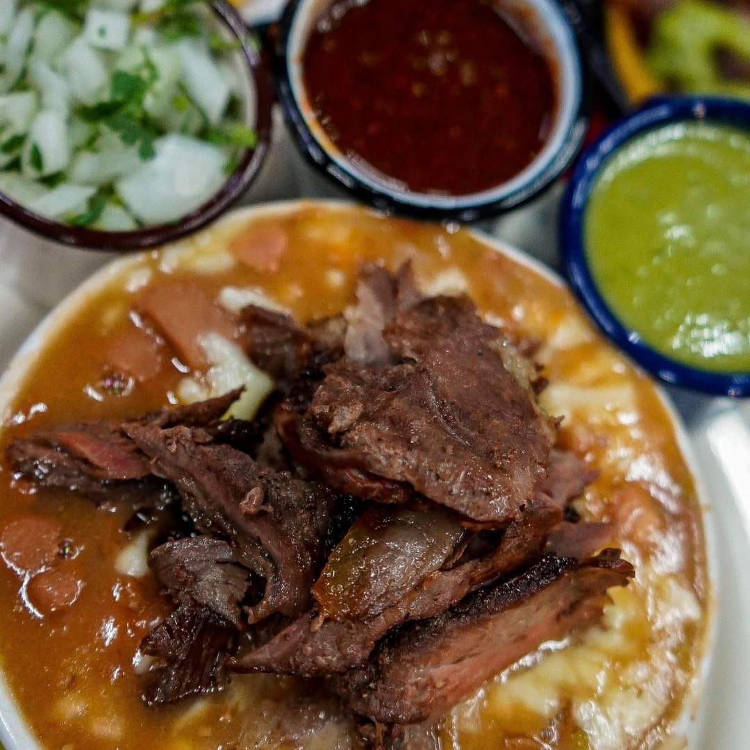 FRIJOLES A LA CHARRA CON QUESO