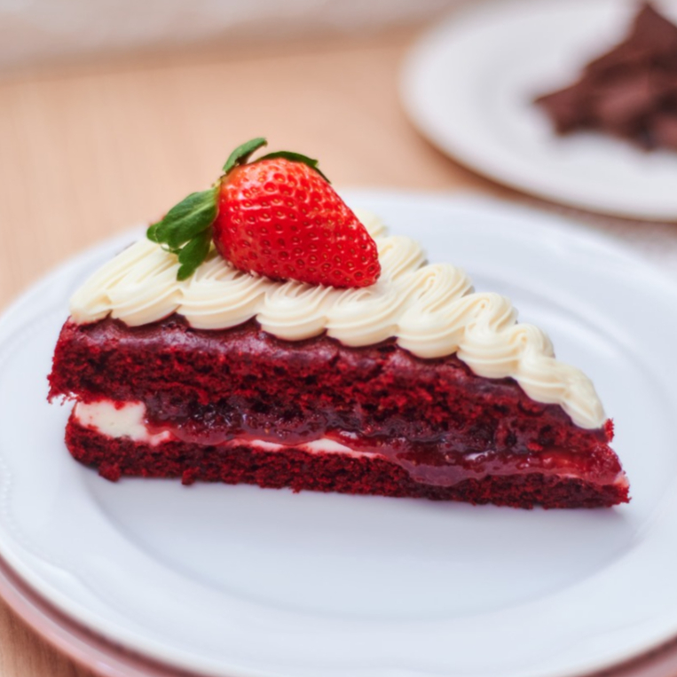 O melhor red velvet da sua vida! Massa veludo vermelho super fofinha, com recheio de chocolate branco e cream cheese, geleia de morango artesanal e decorada com um lindo moranguinho. Perfeito. Aproximadamente 210g.