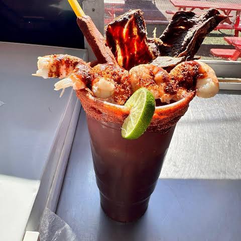 Clamatos preparados con carne seca y camarón