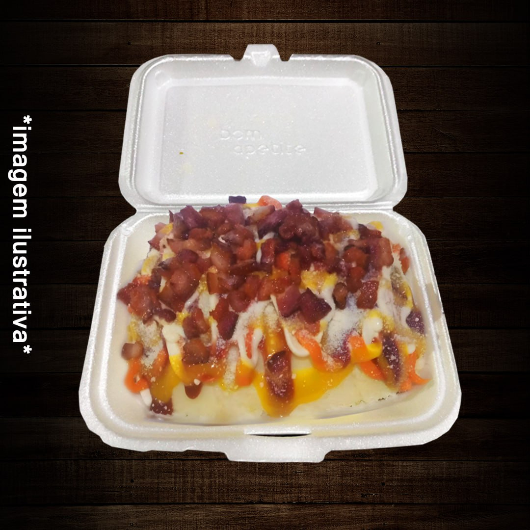 Uma experiência culinária magnífica, recomendada para ser degustada com talheres. Pão, 3 Salsichas SADIA Fatiadas, Maionese, Vinagrete, Milho, Batata Palha, Purê de Batata, Cheddar, Catupiry Original, Ketchup, Mostarda, Queijo Ralado e Bacon Fritos Sem Capa.