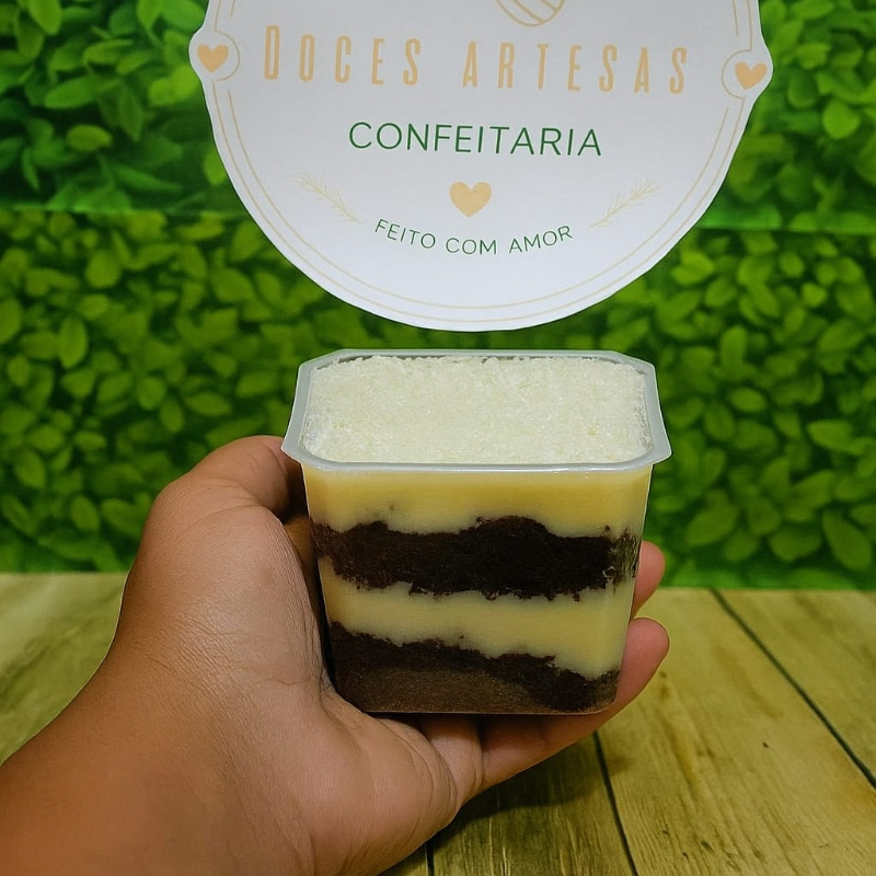 Bolo no Pote de Massa de Chocolate com Brigadeiro de Ninho Uma combinação irresistível! Camadas fofinhas de bolo de chocolate intercaladas com um delicioso brigadeiro de leite Ninho cremoso. Cada colherada traz o equilíbrio perfeito entre o sabor intenso do chocolate e a suavidade do Ninho, feito com muito carinho para adoçar seu Dia. Aproximadamente 250g