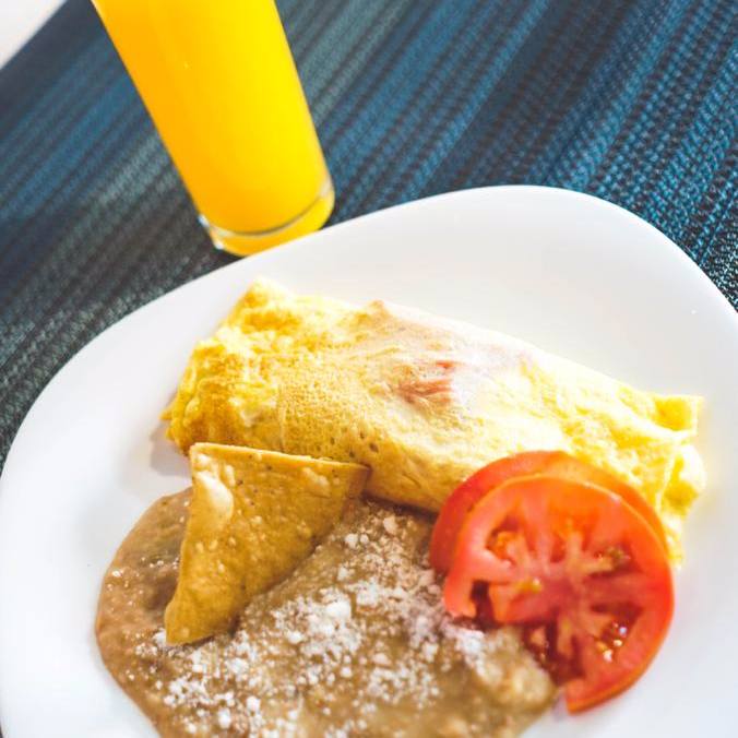 Paquete 9 (Omelette, frijoles y jugo.)