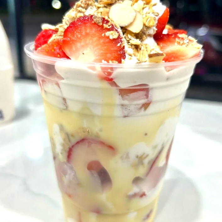 fresas con crema y almendras fileteadas 16oz