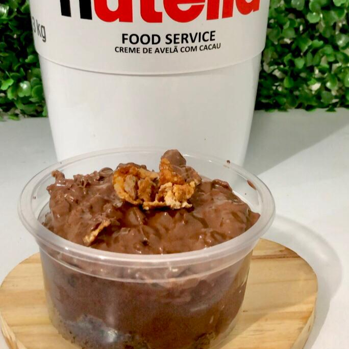 Bolo de chocolate, ganache meio amarga, finalizado com nutella crocante de sucrilhos