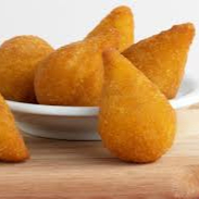 Aprecie um dos salgados mais famosos do Brasil. Coxinha com massa macia e saborosa, recheio de frango bem temperado e aquela casquinha crocante que faz toda a diferença.