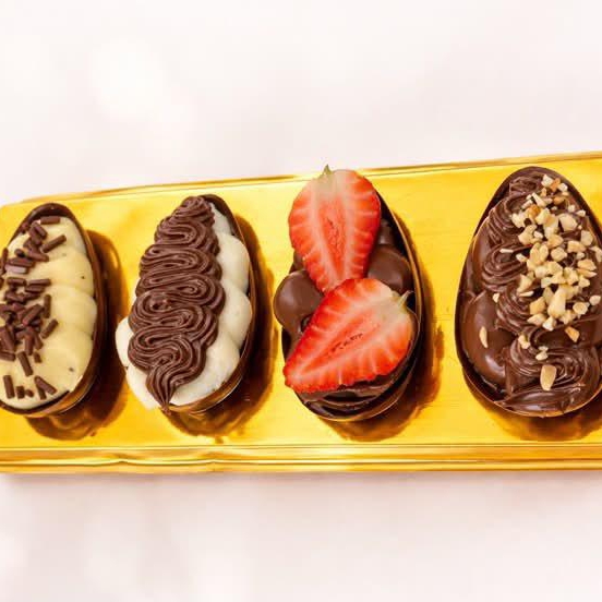 4 unidades de mini ovos 1 maracujá com brigadeiro, 1 ninho com nutella, 1 bombom de morango e 1 ferrero Rocher