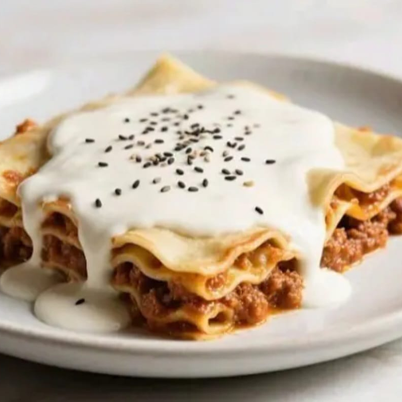 • Descrição: Lasanha low carb com patinho moído, sugo de tomates e um molho branco funcional, uma verdadeira explosão de sabores numa refeição saudável. • Sem Glúten, Zero Lactose, Sem Conservantes, Low Carb E Ultracongelado. • Ingredientes: Farinha de tapioca, patinho, extrato de soja, tomate, queijo vegetal de castanha de caju, proteína isolada da ervilha, azeite, chia, alho, cebola, limão, manjericão, salsa e sal. • Modo De Consumo: Aquecer em micro-ondas, airfryer ou forno convencional de 5 a 8 min*ver embalagem
