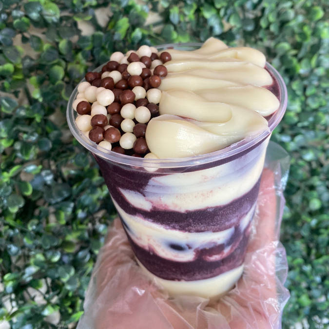 Açaí artesanal no copo trufado com creme de leitinho, chocoball, leite em pó e uvas roxas 🍇