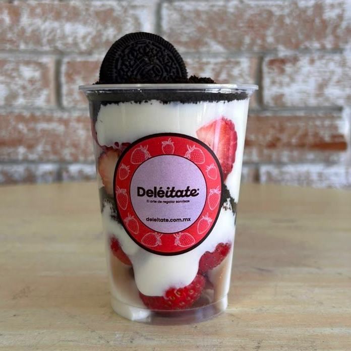 Vaso Fresas con Crema OREO 10onz