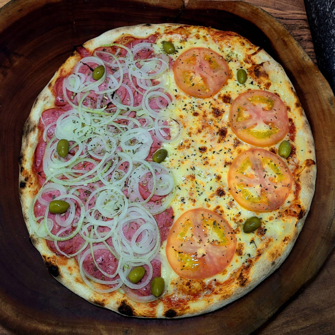 PIZZA GRANDE MEIA CALABRESA ACEBOLADA E MEIA MUSSARELA COM TOMATE.