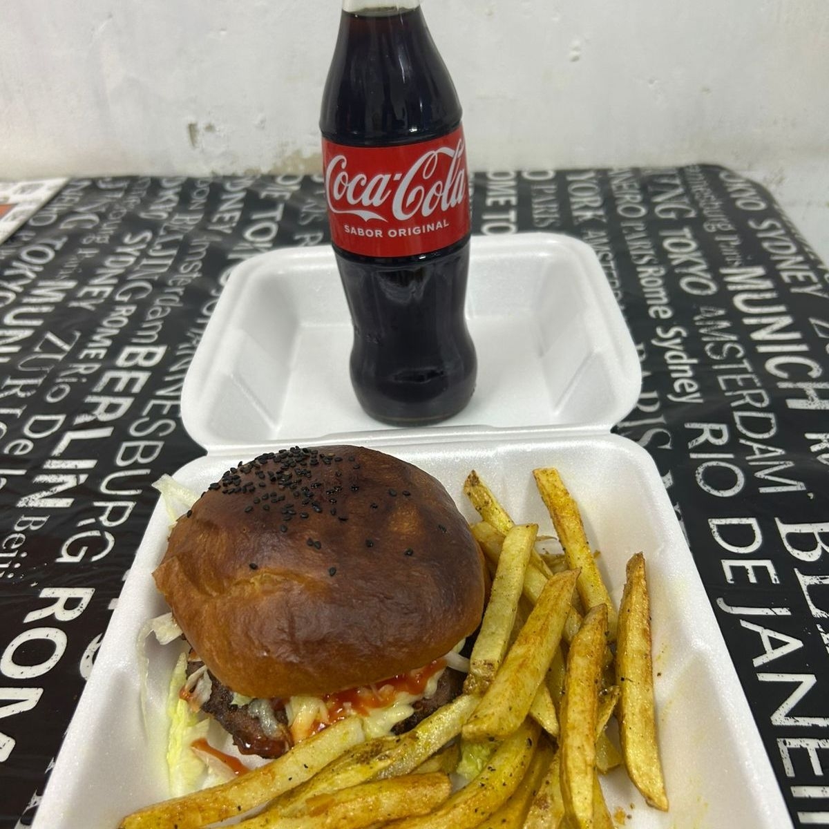 Combo Hamburguesa Especial + Papas y Coca Cola