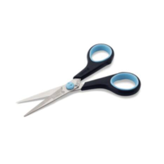 A Tesoura de Aço Inox com Cabo Emborrachado 14cm é ideal para quem busca precisão e conforto em atividades escolares, artesanais ou de escritório. Suas lâminas de aço inoxidável garantem cortes suaves e duradouros, enquanto o cabo emborrachado proporciona pegada ergonômica e segura.  Com ponta arredondada e encaixe para três dedos, oferece mais controle e segurança durante o uso. Além disso, conta com uma escala de 5 cm impressa na lâmina, facilitando medições rápidas em projetos diversos.  tesoura inox 14cm, tesoura escolar emborrachada, tesoura com escala na lâmina, tesoura de precisão para artesanato, tesoura ergonômica para escritório, tesoura com ponta arredondada