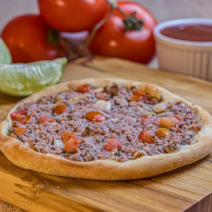 Esfiha de Carne temperada, com cebola, tomate e tempero especial da casa