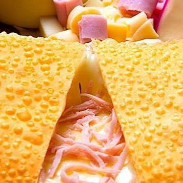 Clássico e sempre delicioso! Pastel de 20 cm recheado com queijo muçarela derretido e presunto fatiado, formando uma combinação simples, cremosa e irresistível. Massa crocante por fora e recheio caprichado por dentro — ideal para qualquer momento!