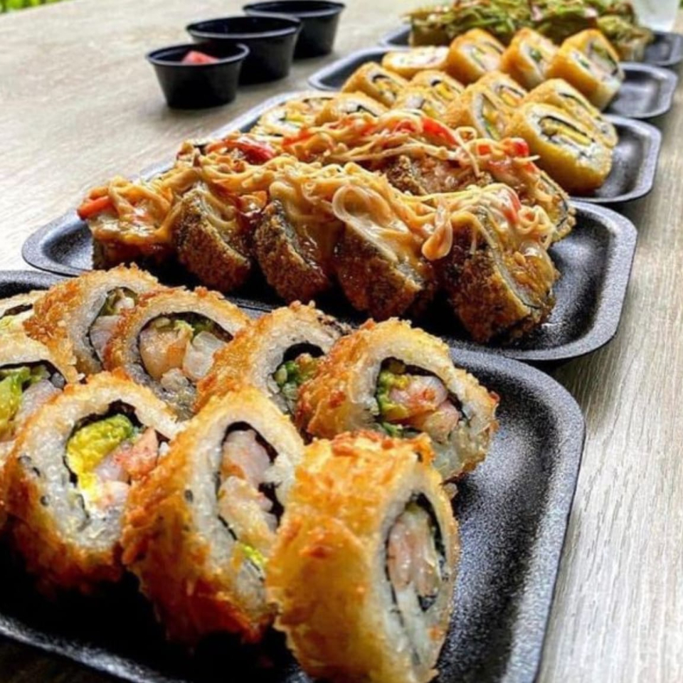 40 Piezas Sushi + 4 Gyozas + 4 Té Fríos
