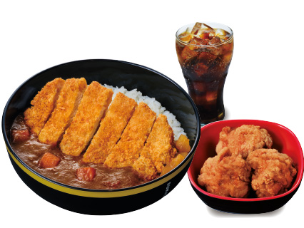 O lombo de porco à milanesa (tonkatsu) com curry e arroz japonês.
