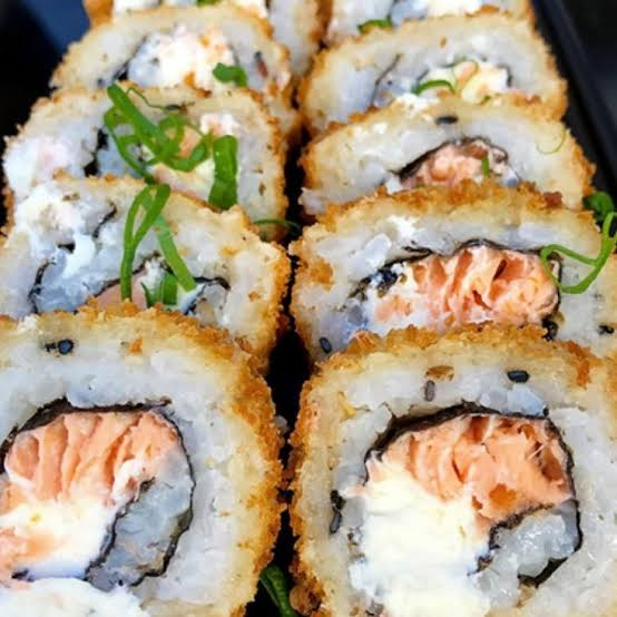 12 peças de uramaki empanado na farinha panko.