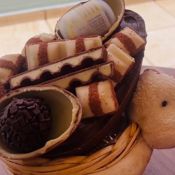 A casca de chocolate envolve um recheio cremoso de Kinder, combinando a suavidade do brigadeiro com pedaços de Kinder Ovo, Kinder Chocolate e Kinder Bueno. Essa combinação resulta em uma experiência única de sabor, perfeita para quem aprecia doces com um toque especial. Ideal para presentear ou saborear em momentos de indulgência. Peso 500gr