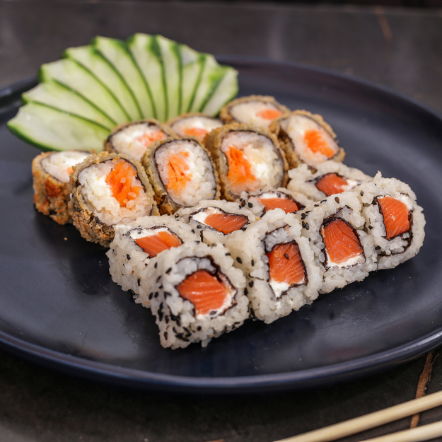 08 Uramaki de Salmão e 08 Carioca de Salmão.