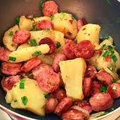 Linguiça mineira suculenta, arroz soltinho, feijão temperado, farofa crocante e aipim frito dourado.