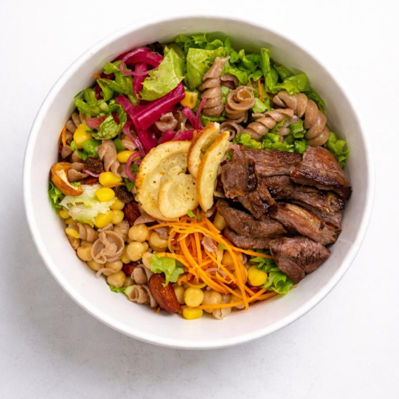 Crie a sua combinação ideal com ingredientes frescos e equilibrados.
Escolha 2 bases, 4 complementos, 2 finalizações e 1 proteína grelhada (120–150g).
