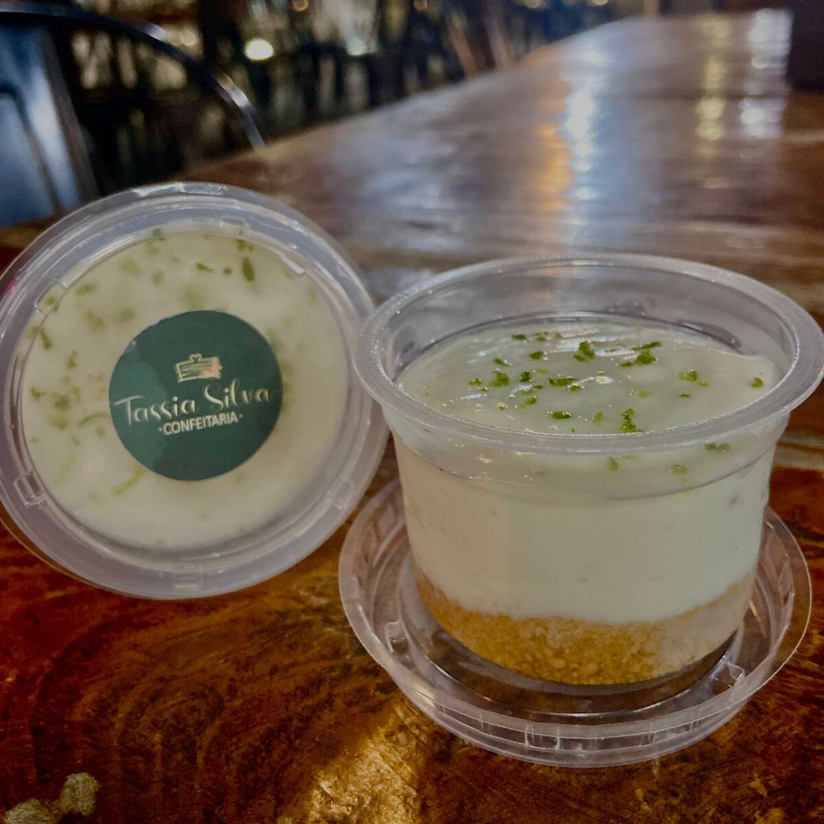 Um delicioso mousse de limão, farofas de biscoito e raspas de limão (aprox. 150ml), perfeito para adoçar seu dia.