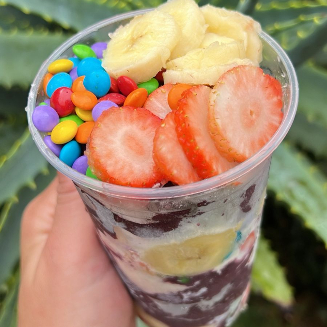 Mousses: morango,maracujá,Ninho. Recheios: brigadeiro,Ninho Complementos: leite em pó,paçoca, gotas de chocolate,leite condensado,granulado,Confete,amendoim,CHOCOBAALFruta:morango e banana