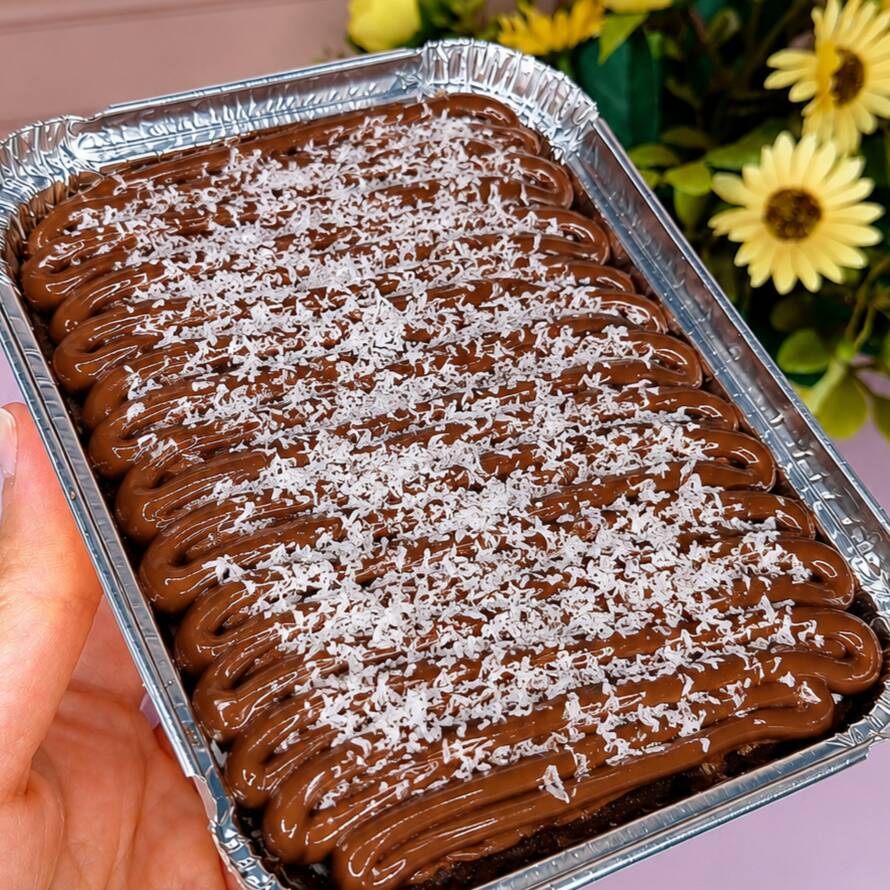 Uma deliciosa camada do nosso brownie super chocolatudo, coberta com um cremoso recheio de chocolate e finalizada com coco ralado polvilhado por cima. A combinação perfeita para quem ama a clássica união entre chocolate e coco!
tags-------------------
Entrega rápida , desconto , promoção , 0,99 , 0800 , off , cupom , barato , melhor preço , oferta , frete grátis , descontão , preço baixo , Doces , bolos , brigadeiro , docinhos , kit festa , aniversario , bolo de pote , chocolate , morango , sobremesa natalina , Nutella , copo da felicidade , brownie , confeitaria , doceria , gourmet , bombom , piscina , ganache , caseiro , vovó , bento cake , vulcão , red velvet , trufas , banoffe , pudim , doce de leite , pão de mel , Oreo , Kit Kat , ferrero Rocher , cheese cake , tartelete , Ninho , cupcake , afogadinho , bolo , Ninho , brigadeirão , mini , cascão , gourmet , cone , dois amores