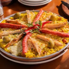 Arroz, pequi, palmito, linguiça, frango, muçarela, açafrão, pimenta de cheiro e cebola.