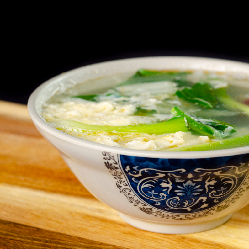 os ovos são mexidos dentro da sopa, ideal para dias frios