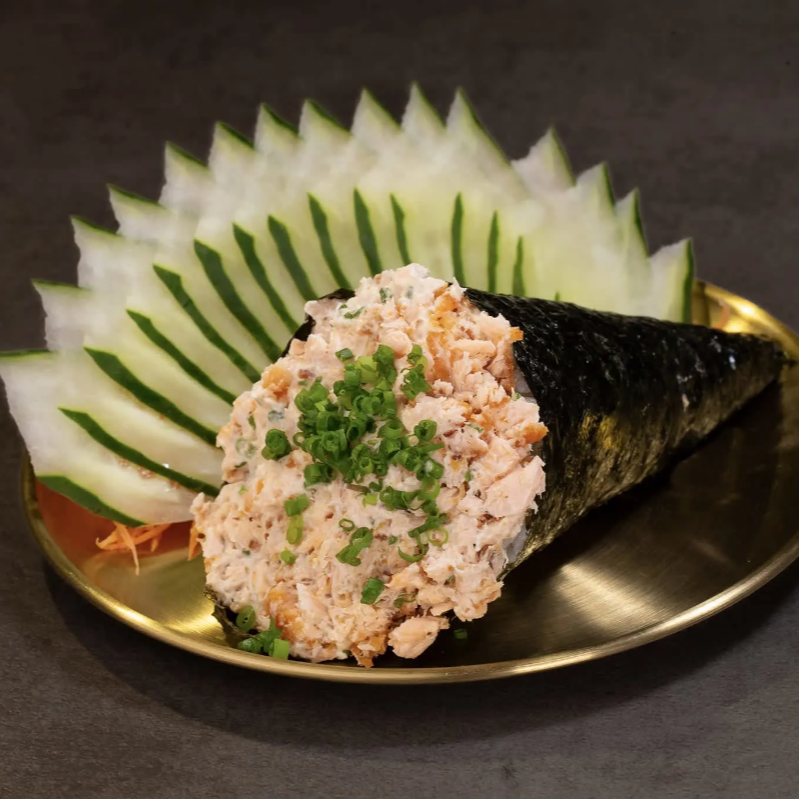 CONE DE NORI COM ARROZ JAPONÊS, RECHEADO COM SALMÃO GRELHADO ACOMPANHA CREAM CHEESE, CEBOLINHA E TARÊ