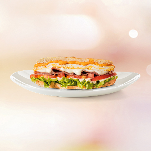 Pão sírio, rosbife, ovo frito, cheddar, cremely, alface, tomate e maionese.