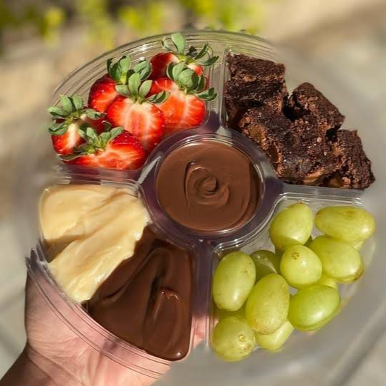 Um equilibrio do começo ao fim, creme de ninho creme cresse brownie chocolate nutella, morango frescos e uva