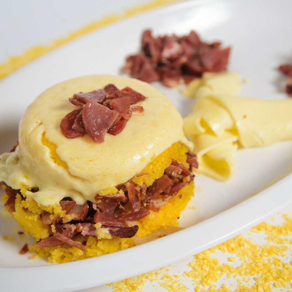 Bacon, ovo, carne de sol, mussarela, tomate, alface