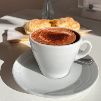 Leite quente batido com chocolate