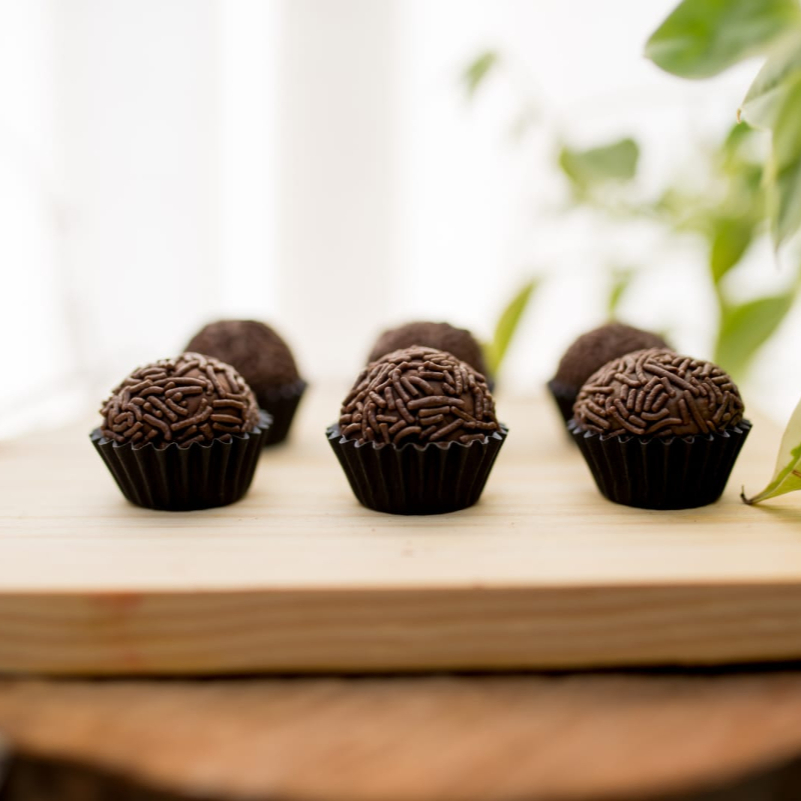 Delicioso brigadeiro ao leite feito com leite condensado ,chocolate 50% cacau