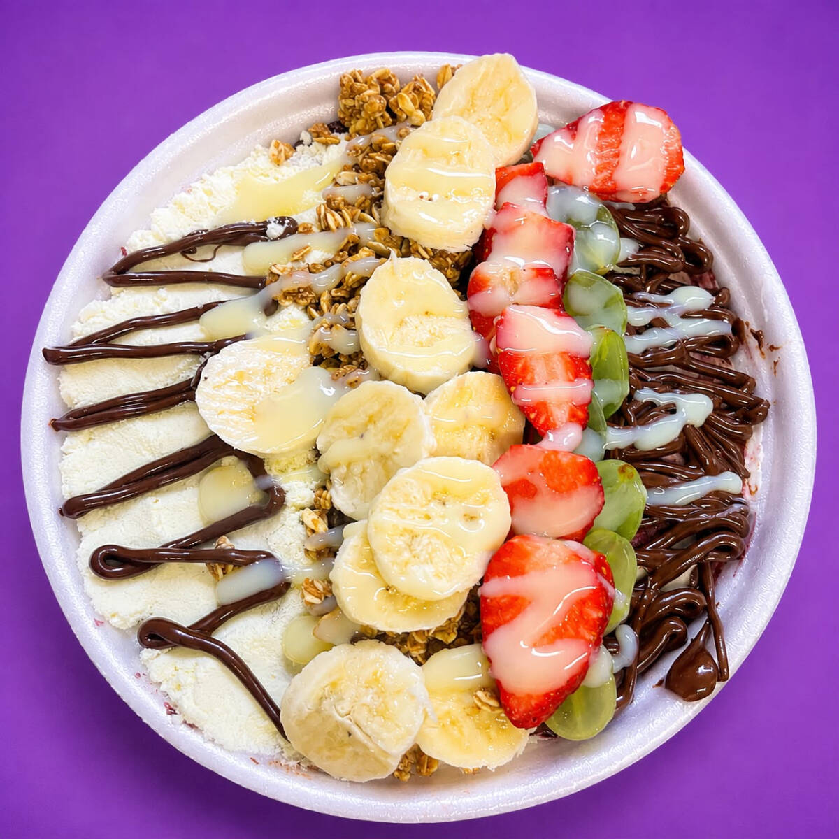 Açaí de 1kg para dividir com quem quiser, com direito a 5 acompanhamentos. 📸 Produto real. O alimento não foi alterado. Somente o fundo da imagem foi substituído para fins de apresentação.