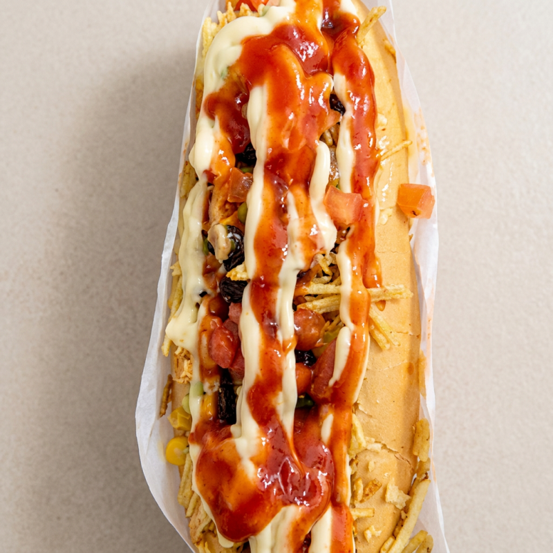 Pão 30 cm , 2 salsicha, frango desfiado, queijo, milho, ervilha, batata, passas, tomate, maionese, ketchup, maionese temperada