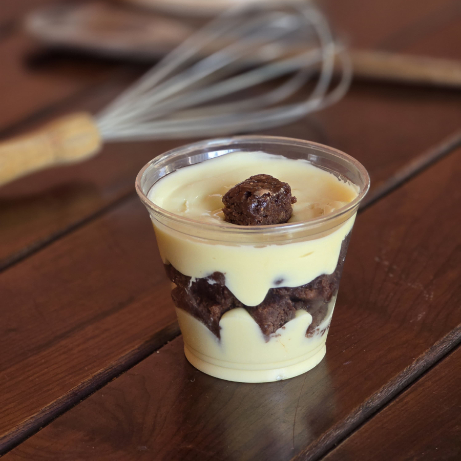 Felicidade em camadas! Imagine mergulhar a colher em um creme de Ninho super aveludado e encontrar pedaços reais de brownie no meio.