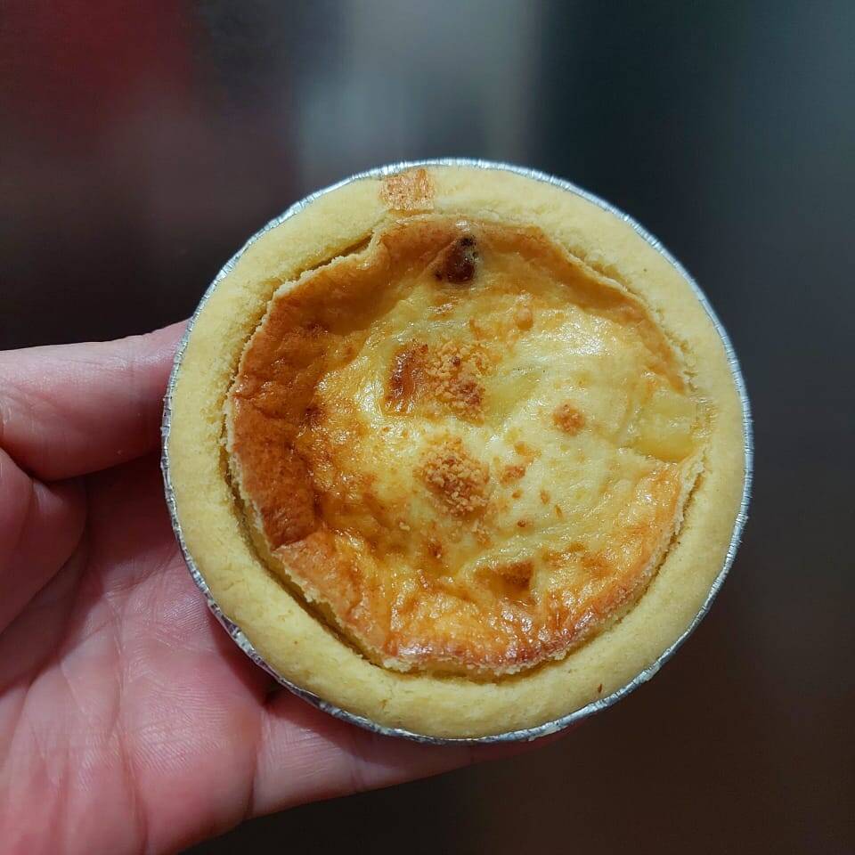 Clássica quiche francesa com bacon crocante e queijo muçarela sobre uma massa amanteigada.