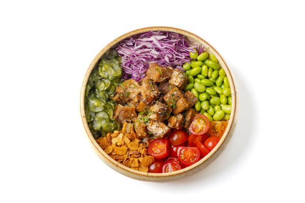 120g de pancetta com teriyaki, base (recomendamos arroz negro e molho shoyu wasabi), tomate cereja, edamame, sunomono, repolho fatiado e alho em lâminas frito.