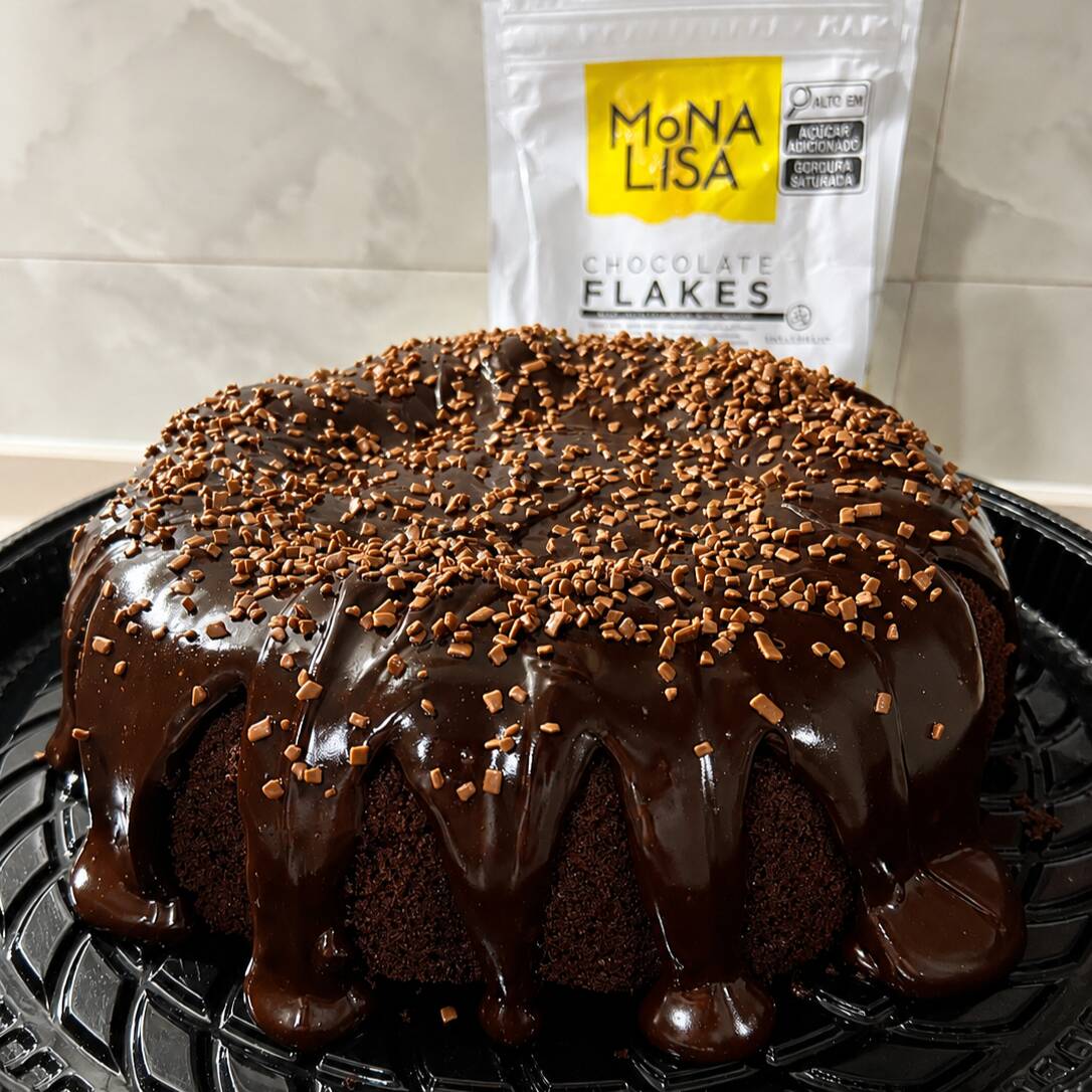 Massa de chocolate fofinha, coberto por brigadeiro cremoso de chocolate meio amargo e granulé. Rende 10 pedaços aprox.
