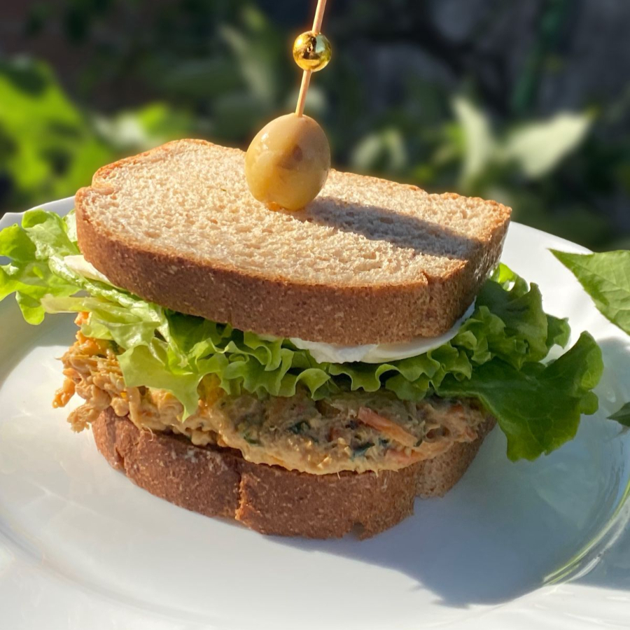 Sanduíche natural com pasta de frango, alface e queijo minas.